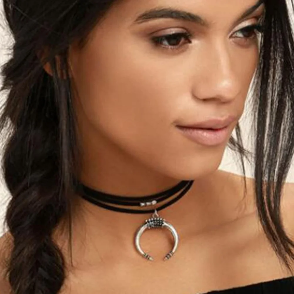 Choker Necklace with moon Pendant - Picture 3 of 10